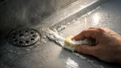 Duschwanne reinigen mit Natron: so verschwinden Kalkränder über Nacht