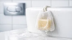 Badgeruch loswerden: der Seifenstück-Trick, der bei jeder Spülung mitreinigt