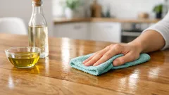 Holztisch reinigen mit Olivenöl und Essig: so klappt der Küchen-Trick ohne Schlieren