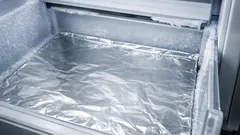 Alufolie im Gefrierfach: So reduzierst du Reif und sparst Strom